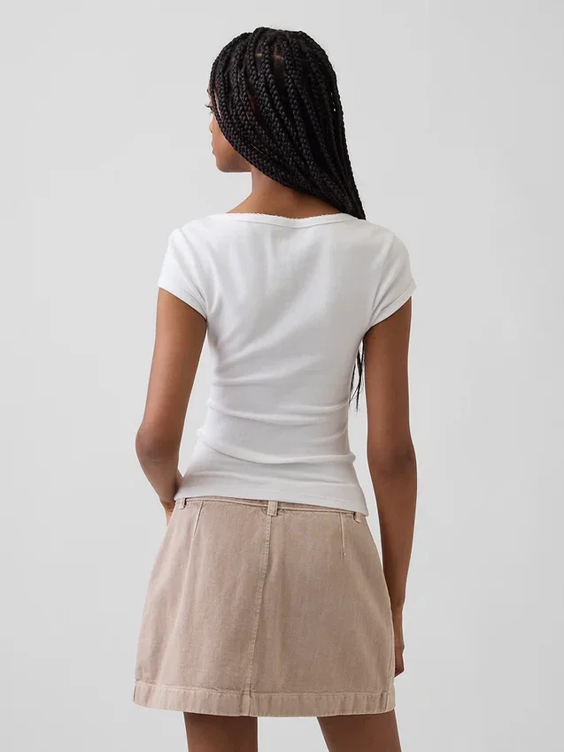 Modern kort T-shirt med fyrkantig halsringning