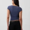 Modern kort T-shirt med fyrkantig halsringning