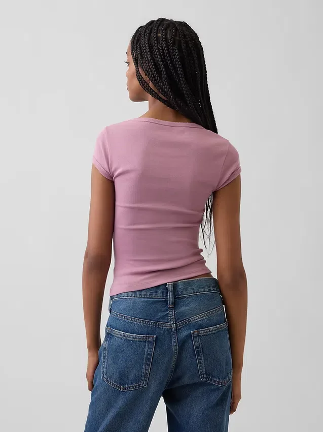 Modern kort T-shirt med fyrkantig halsringning