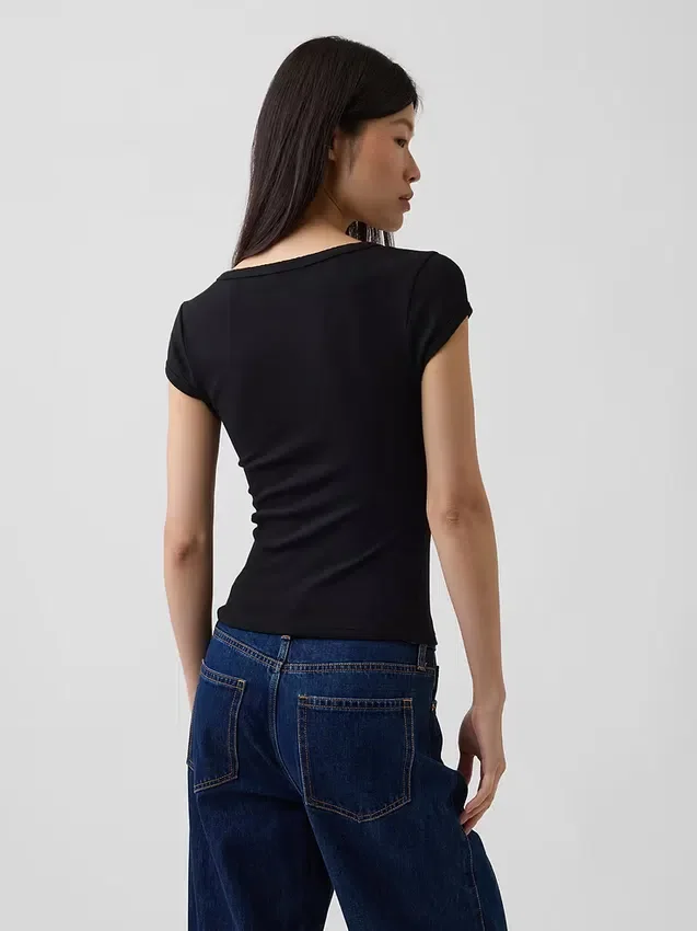 Modern kort T-shirt med fyrkantig halsringning