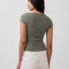 Modern kort T-shirt med fyrkantig halsringning