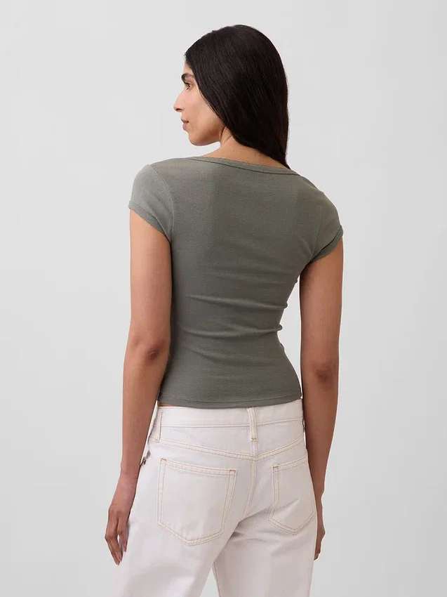 Modern kort T-shirt med fyrkantig halsringning