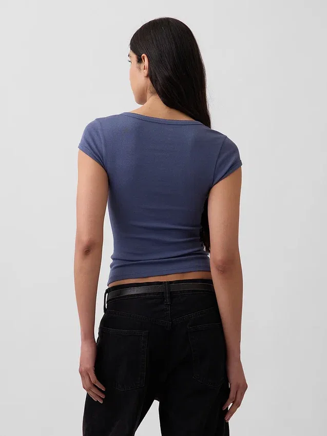 Modern kort T-shirt med fyrkantig halsringning