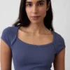 Modern kort T-shirt med fyrkantig halsringning