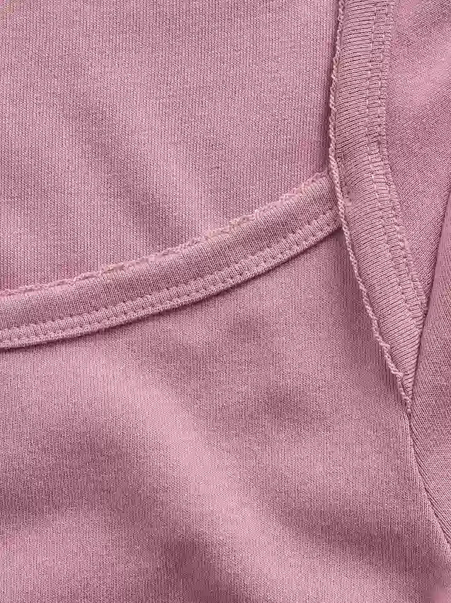 Modern kort T-shirt med fyrkantig halsringning