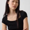 Modern kort T-shirt med fyrkantig halsringning