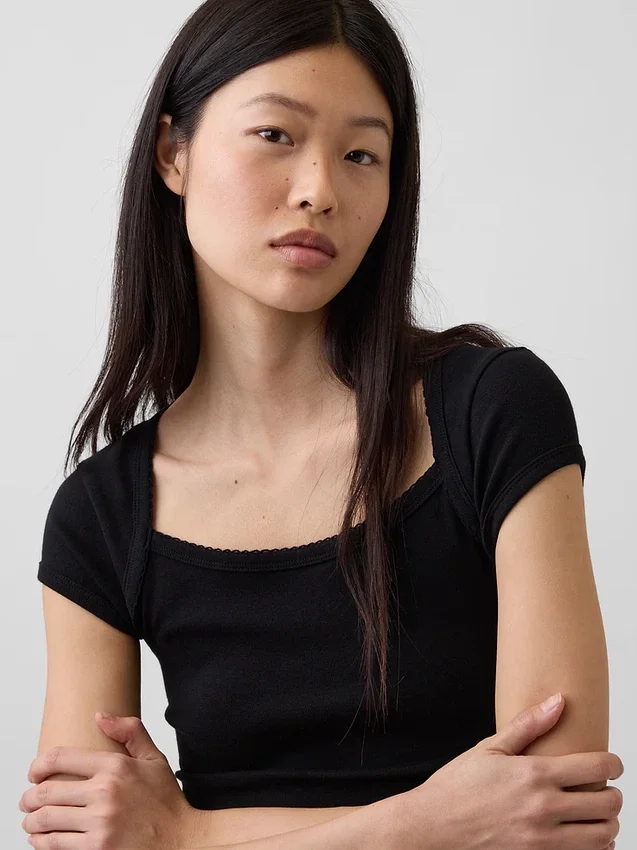 Modern kort T-shirt med fyrkantig halsringning
