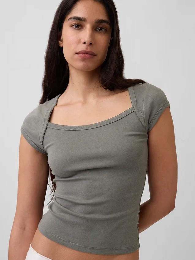 Modern kort T-shirt med fyrkantig halsringning