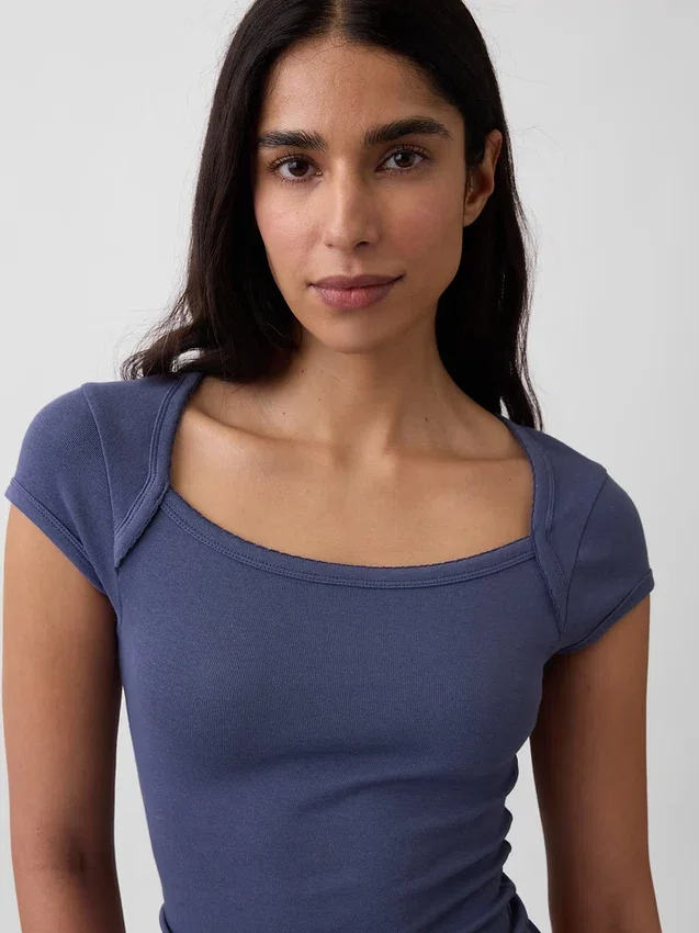 Modern kort T-shirt med fyrkantig halsringning