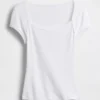 Modern kort T-shirt med fyrkantig halsringning