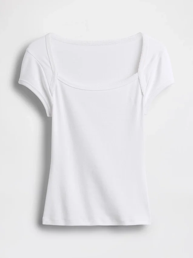 Modern kort T-shirt med fyrkantig halsringning