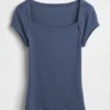 Modern kort T-shirt med fyrkantig halsringning