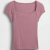 Modern kort T-shirt med fyrkantig halsringning