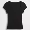 Modern kort T-shirt med fyrkantig halsringning