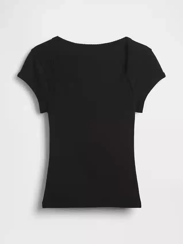 Modern kort T-shirt med fyrkantig halsringning