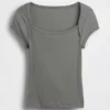 Modern kort T-shirt med fyrkantig halsringning