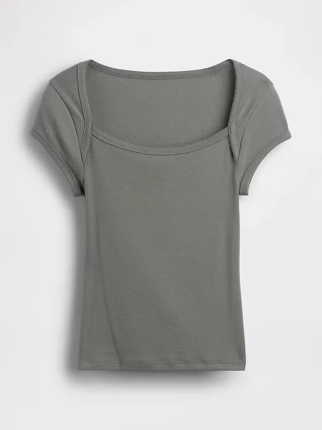 Modern kort T-shirt med fyrkantig halsringning