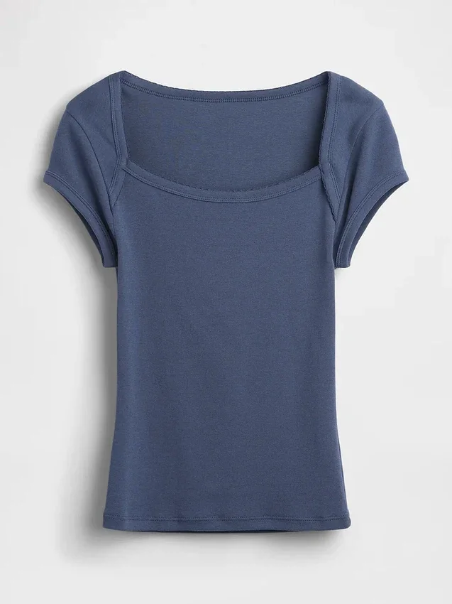 Modern kort T-shirt med fyrkantig halsringning