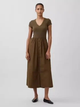Modern maxiklänning i blandmaterial
