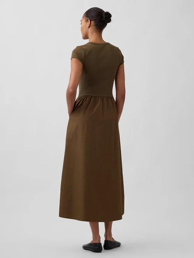 Modern maxiklänning i blandmaterial