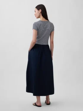 Modern maxiklänning i blandmaterial