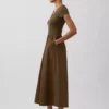 Modern maxiklänning i blandmaterial