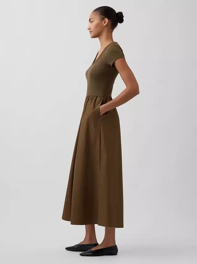 Modern maxiklänning i blandmaterial