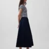 Modern maxiklänning i blandmaterial