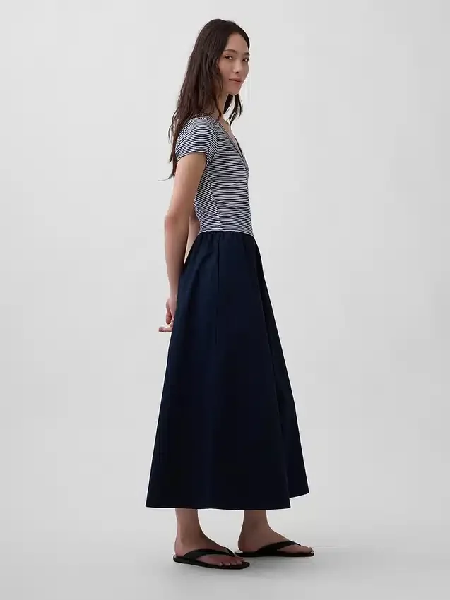 Modern maxiklänning i blandmaterial