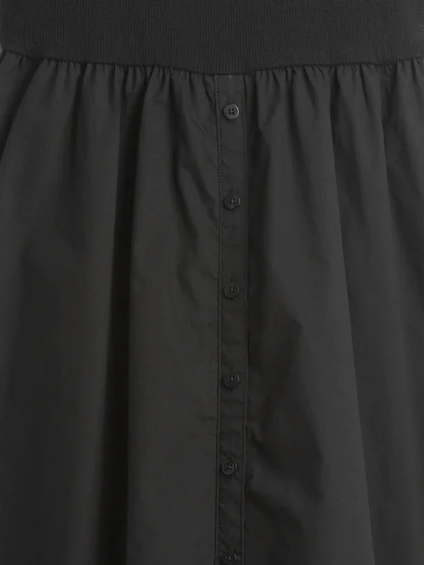 Modern maxiklänning i blandmaterial