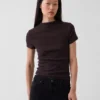 Modern ribbad T-shirt med hög hals och kort passform
