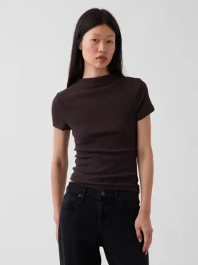 Modern ribbad T-shirt med hög hals och kort passform