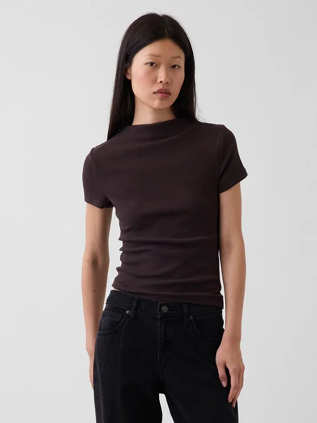 Modern ribbad T-shirt med hög hals och kort passform