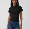 Modern ribbad T-shirt med hög hals och kort passform