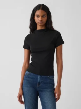 Modern ribbad T-shirt med hög hals och kort passform