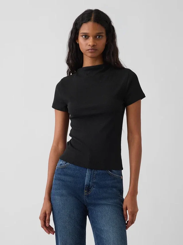Modern ribbad T-shirt med hög hals och kort passform