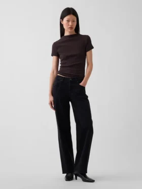 Modern ribbad T-shirt med hög hals och kort passform