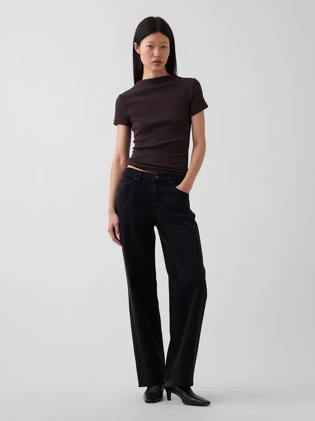 Modern ribbad T-shirt med hög hals och kort passform