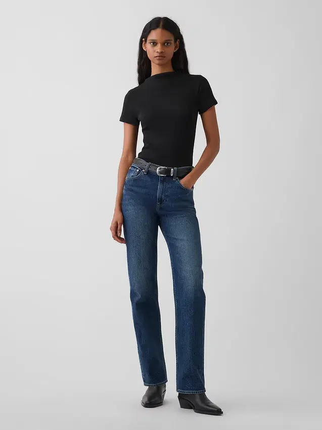 Modern ribbad T-shirt med hög hals och kort passform