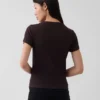 Modern ribbad T-shirt med hög hals och kort passform