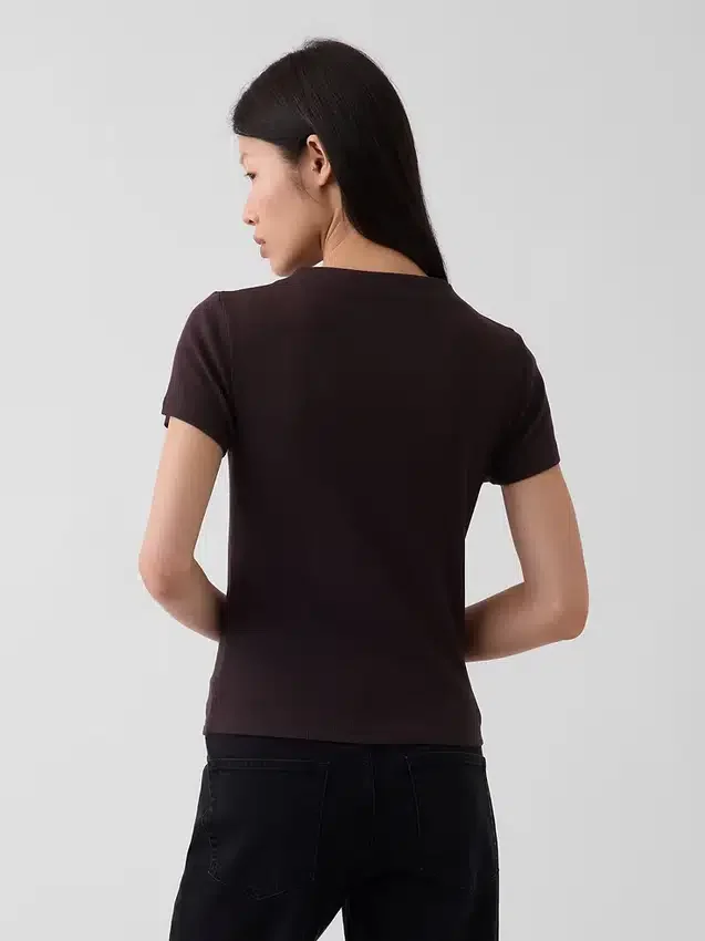 Modern ribbad T-shirt med hög hals och kort passform