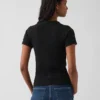 Modern ribbad T-shirt med hög hals och kort passform