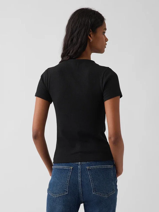 Modern ribbad T-shirt med hög hals och kort passform