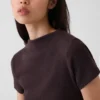 Modern ribbad T-shirt med hög hals och kort passform