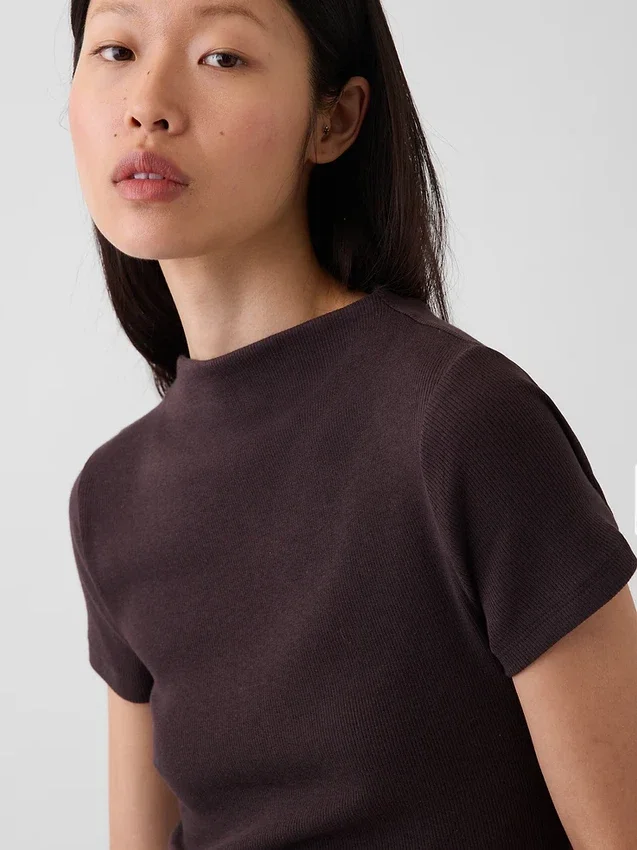 Modern ribbad T-shirt med hög hals och kort passform