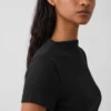 Modern ribbad T-shirt med hög hals och kort passform