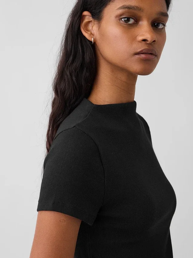 Modern ribbad T-shirt med hög hals och kort passform