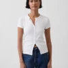 Modern ribbad T-shirt med knappar fram