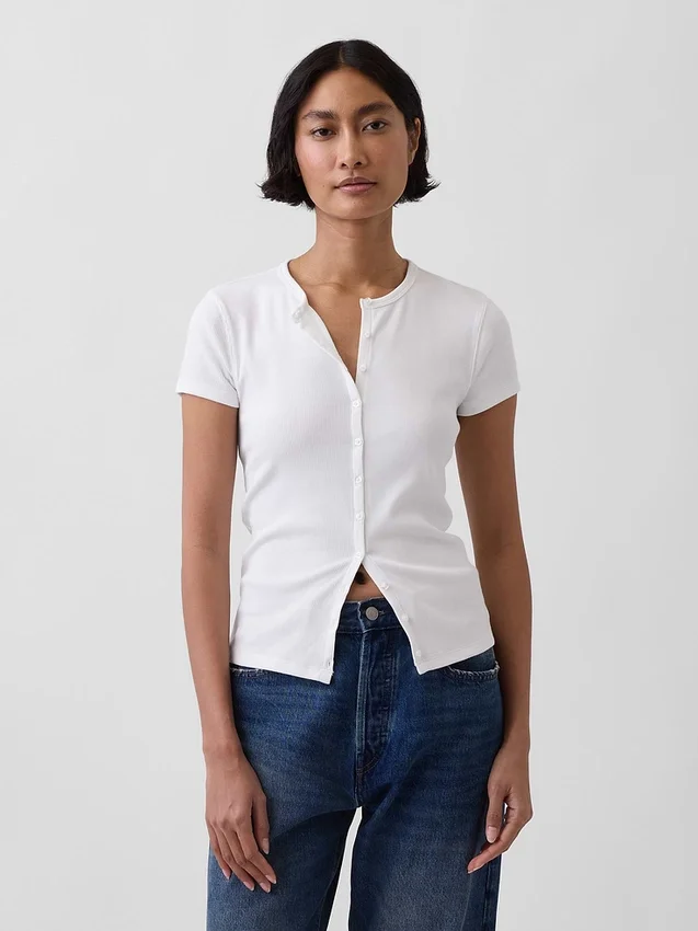 Modern ribbad T-shirt med knappar fram