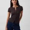 Modern ribbad T-shirt med knappar fram
